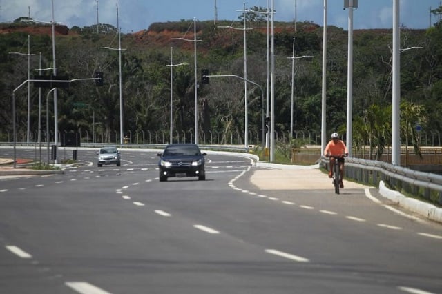 carros_avenida_ciclista_ipva-768x512-ELOI-CORREA-gov-ba-ipva-estrada-640