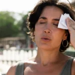 l4SaVDPb-mulher-mais-velha-lutando-com-alta-temperatura-freepik