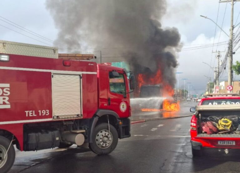 onibus-pega-fogo-em-estacao-do-brt