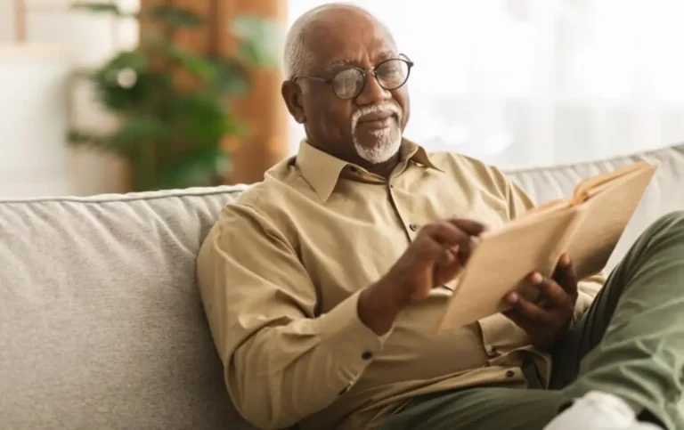 p9p3Fs6o-homem-afro-americano-senior-lendo-livro-sentado-no-sofa-em-casa_568137-6