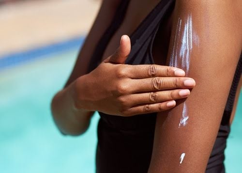 protetor-solar-praia-mulher-foto-agencia-Einstein