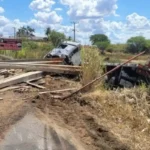 vekUkT4N-7888-achei-sudoeste-carreta-carregada-com-postes-capota-na-br030-em-guanambi