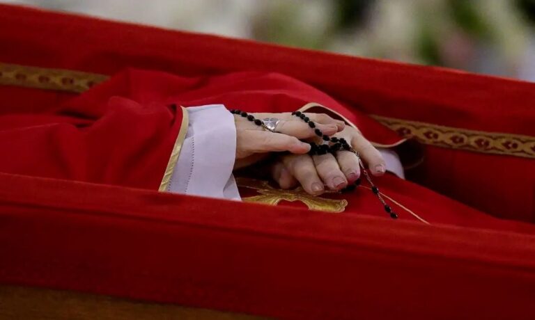 velorio-do-papa-francisco-e-aberto-ao-publico-no-Vaticano