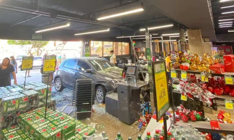 vmIEl4VU-carro-invade-supermecado-salvador-foto-arquivo-pessoal