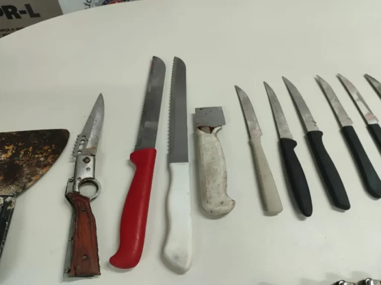 2BpQ5vg5-Garfo-pente-tesoura-prego-isqueiros-veja-materiais-apreendidos-pela-Policia-Militar-nos-portais-de-acesso-da-Micareta2-1024x768-1