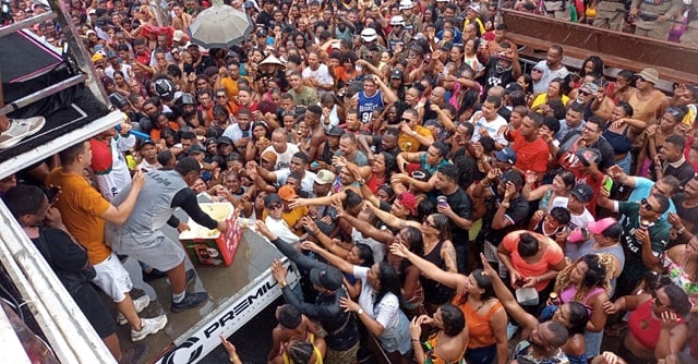 Arrastao-de-Thiago-Aquino-na-Micareta-ft-Maylla-Nunes-acorda-cidade7