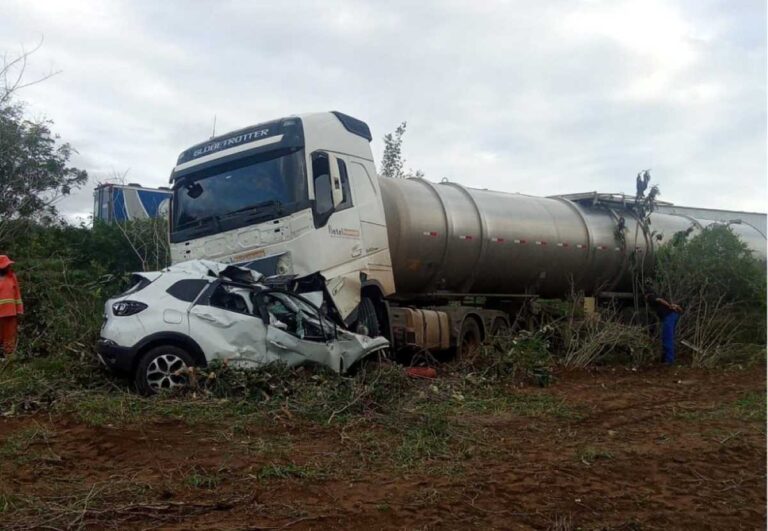 Bombeiros-resgatam-corpo-de-motorista-das-ferragens-de-veiculo-apos-batida-com-carreta-na-BR-1161