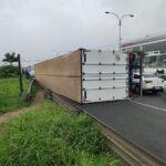 Carreta-vira-e-oleo-derramado-provoca-outros-acidentes-foto-ed-santos-acorda-cidade