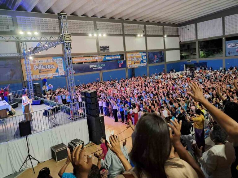Centenas-de-pessoas-participam-da-abertura-do-Vem-Louvar-2025-4