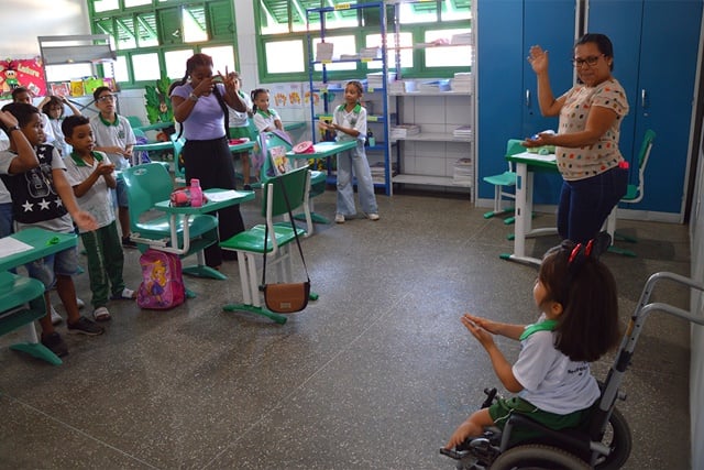 Estudantes-surdos-da-rede-municipal-aprendem-Libras-e-contam-com-interpretes-Foto-Milena-Brandaojpg2_
