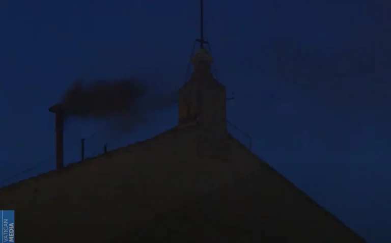 FeqOwoSf-fumaca-vaticano