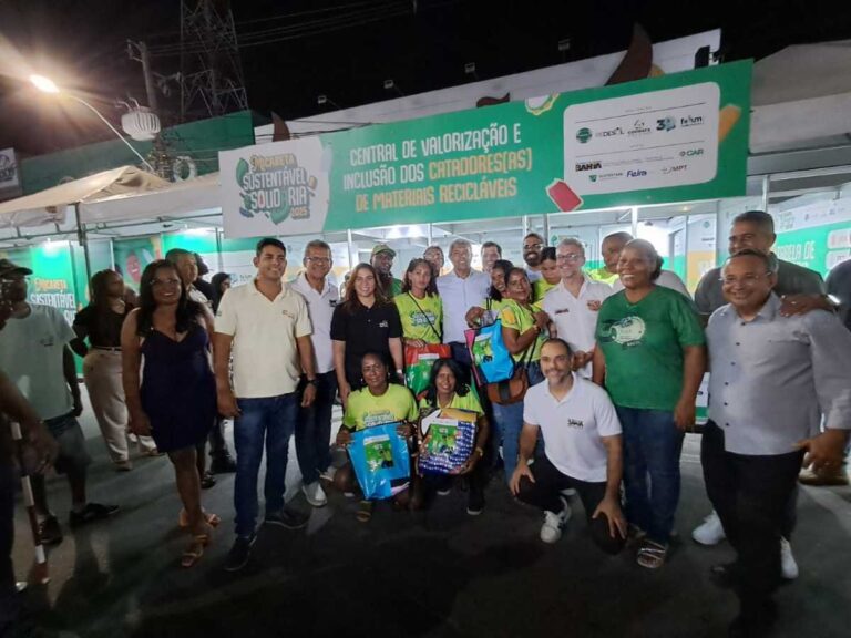 Governador-entrega-kits-de-reciclagem-para-trabalhadores-que-vao-atuar-na-Micareta-2025
