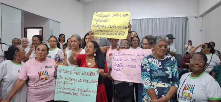 JDvB9w5G-manifestantes-cobram-permanencia-da-delegada-Clecia-Vasconcelos-na-Deam-ft-paulo-jose-acorda-cidade