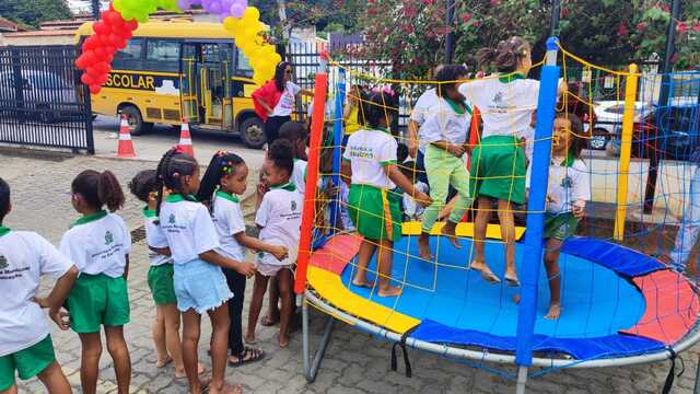 JnHnOhmj-Dia-das-Criancas-Policia-Civil-realiza-acao-com-brincadeiras-e-distribuicao-de-presentes-4
