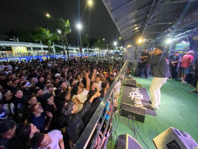 Jovem-Dex-leva-o-trap-a-Micareta-de-Feira-e-emociona-o-publico-com-show-potente