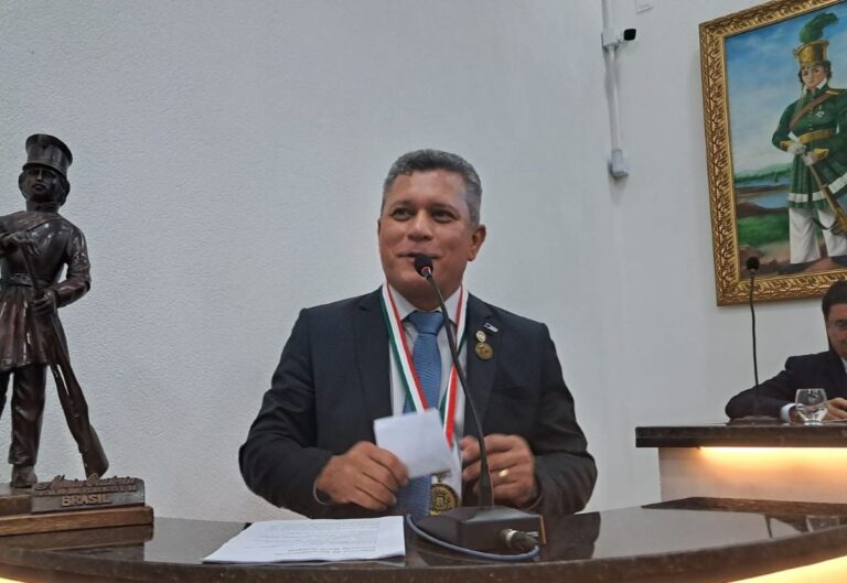 Juscelino-Brito-recebe-comenda-maria-quiteria-foto-ney-silva-acorda-ciade