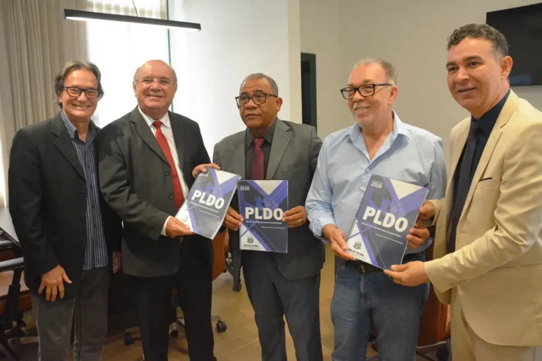L9t2laWj-SEPLAN-Entrega-da-LDO-2026-na-Camara-Municipal-foto-Jorge-Magalhaes-6