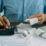 OKfc9iFi-seccao-media-de-contabilista-a-trabalhar-na-mesa_nota-fiscal-freepik