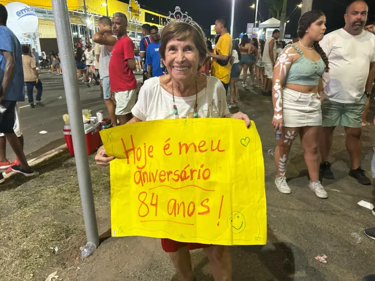 OX2Xg49O-Dona-Maria-celebra-84-anos-na-Micareta-2025-ft-Gabriel-Goncalves-acorda-cidade