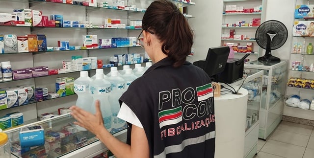 Procon-apreende-e-descarta-37-litros-de-alcool-liquido-70-Foto-Divulgacao-Procon