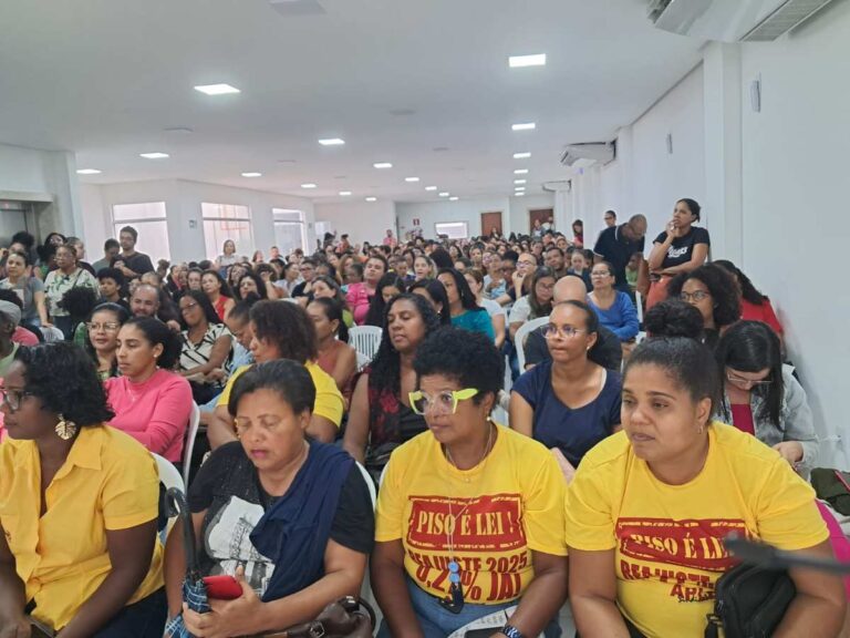 Professores-mantem-estado-de-greve-durante-assembleia-na-sede-da-APLB1