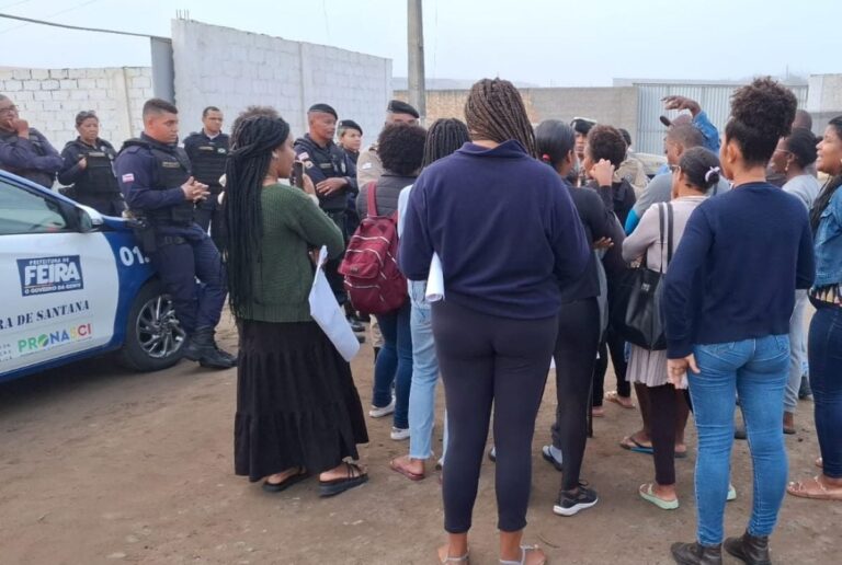 Protesto-de-moradores-na-garagem-da-empresa-rosa-foto-paulo-jose-acorda-cidade-1