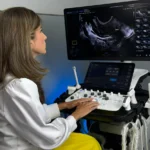 QXtxLfSd-Medica-radiologista-Luciana-Matteoni-fazendo-ultrassom-da-Tireoide-2