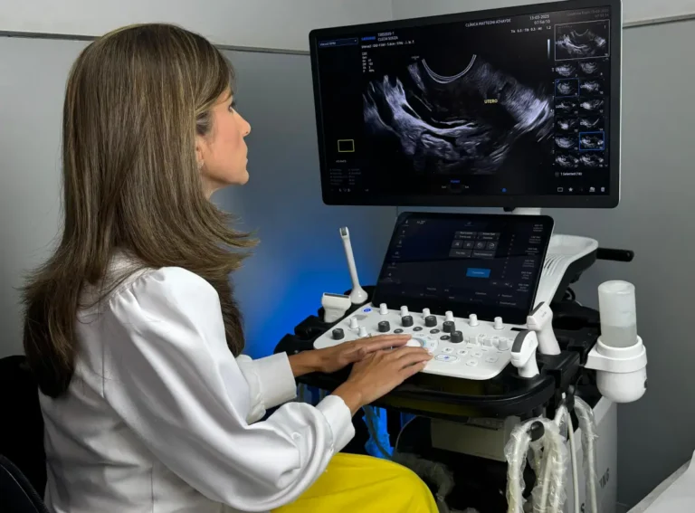 QXtxLfSd-Medica-radiologista-Luciana-Matteoni-fazendo-ultrassom-da-Tireoide-2
