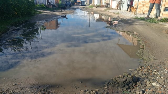 Rua-Rio-Verde-no-bairro-Conceicao-ll-em-Feira-de-Santana-lama-esgoto-falta-de-drenagem-ft-paulo-jose-acorda-cidade1