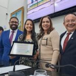 Secretaria-Rowenna-Brito-recebe-titulo-de-cidada-feirense-foto-ney-silva-ao-Acorda-Cidade