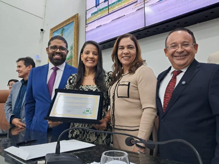 Secretaria-Rowenna-Brito-recebe-titulo-de-cidada-feirense-foto-ney-silva-ao-Acorda-Cidade