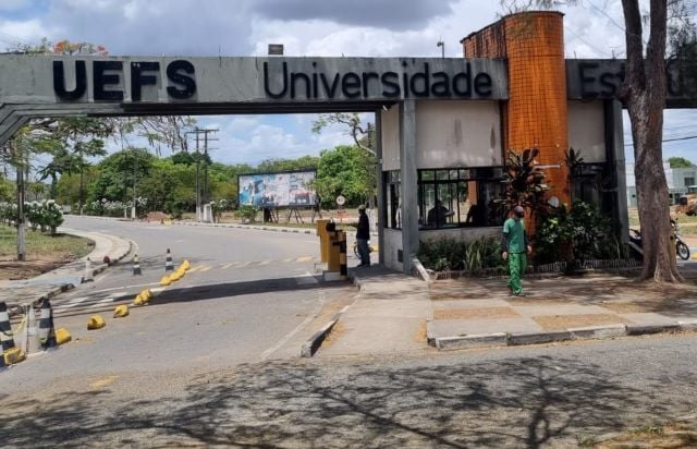 Uefs-fachada-foto-ney-silva-acordacidade-portico