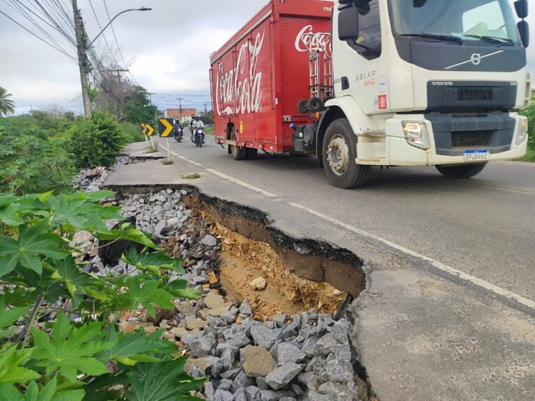 buraco-na-avenida-sergio-carneiro-bairro-santo-antonio-dos-prazeres-feira-de-santana-foto-ed-santos-acorda-cidade01