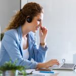 customer-service-operator-talking-phone-office-telemarketing-emprego-trabalho