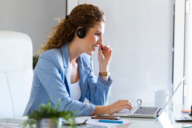 customer-service-operator-talking-phone-office-telemarketing-emprego-trabalho