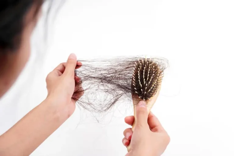 eDkXRSaO-a-mao-de-uma-mulher-agarra-o-cabelo-que-faltava-na-escova-isolada-no-fundo-branco_483511-7