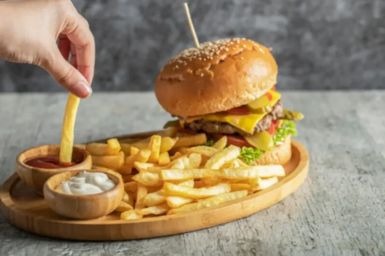 f02LxpTr-Hamburguer-e-batata-freepik