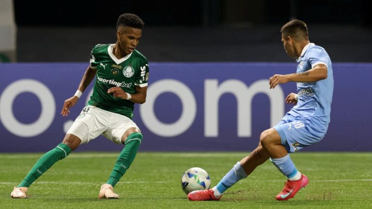 jogador-Estevao-da-SE-Palmeiras-disputa-bola-com-o-jogador-do-C-Sporting-Cristal-foto-Cesar-Greco-Palmeiras-by-Canon