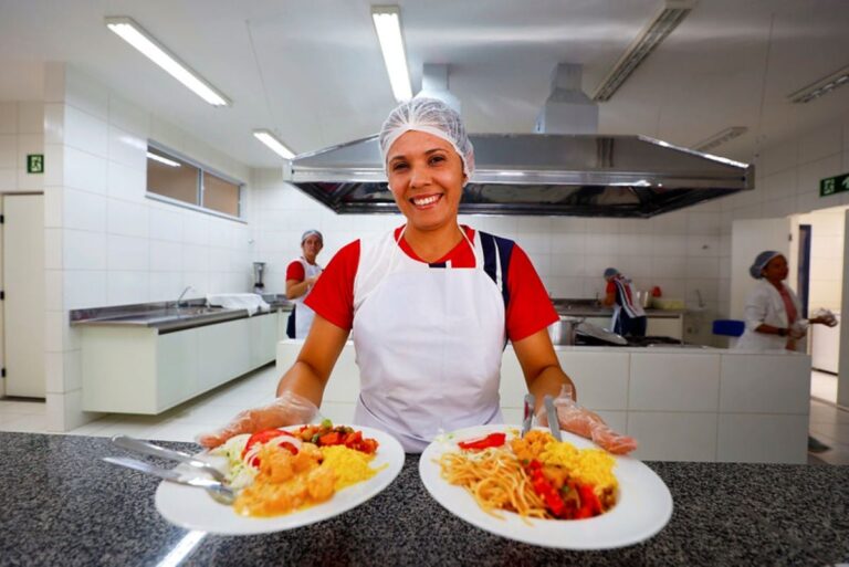 merendeira-cozinheira-escolar-foto-Andre-Frutuoso-Ascom-CAR-00