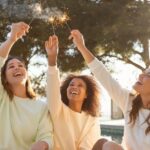 mulheres-felizes-com-fogos-de-artificio_23-2148947920