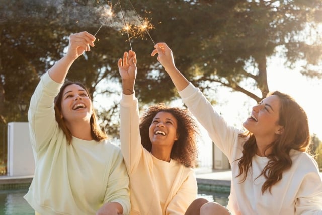 mulheres-felizes-com-fogos-de-artificio_23-2148947920