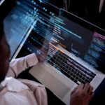 plano-de-fundo-de-programacao-com-pessoa-trabalhando-com-codigos-no-computador_freepik