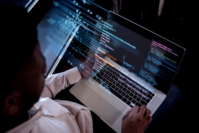 plano-de-fundo-de-programacao-com-pessoa-trabalhando-com-codigos-no-computador_freepik