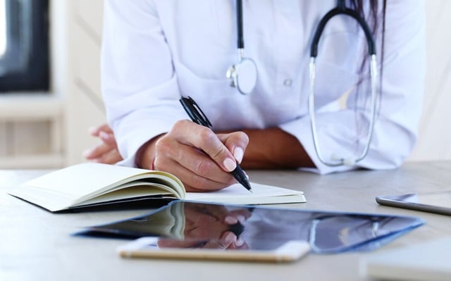 plano-de-saude-medico-consulta-freepik