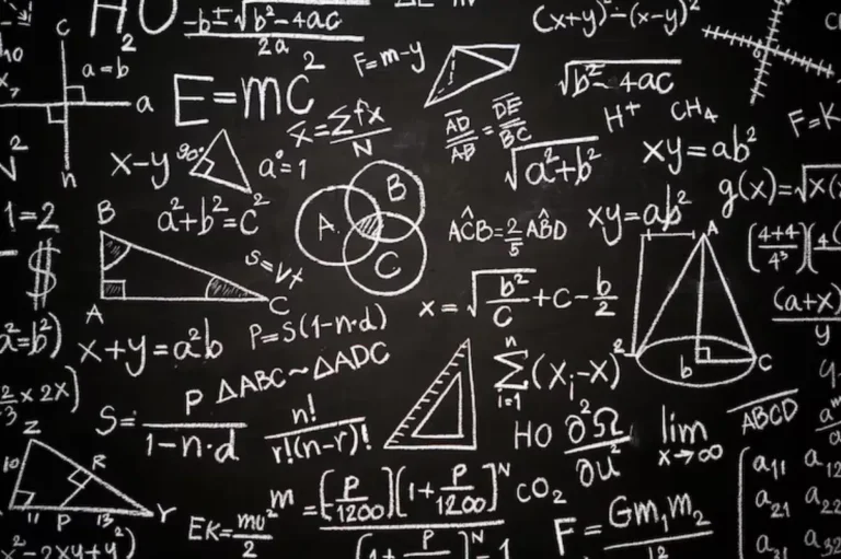 sLKzcPyM-quadro-negro-inscrito-com-formulas-e-calculos-cientificos_matematica
