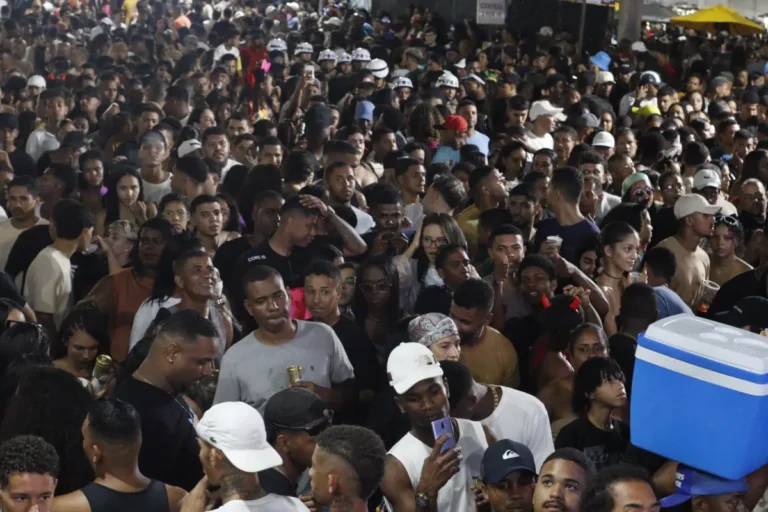 swF0nsFo-Micareta-de-Feira-2025-Pagode-do-Segredo-Iasmim-Santos-acorda-cidade2