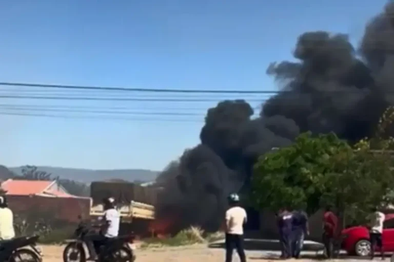 uQy35HCq-4113-achei-sudoeste-carreta-incendiada-em-guanambi