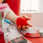 xfOJQitw-jovem-fazendo-doacao-de-sangue-em-doacao-de-sangue-hospitalar_176445-9855