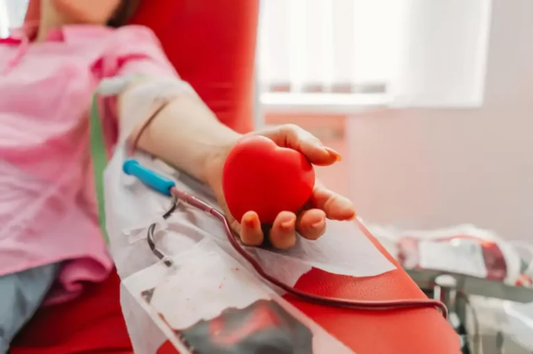 xfOJQitw-jovem-fazendo-doacao-de-sangue-em-doacao-de-sangue-hospitalar_176445-9855