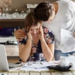7gMxlQTh-casal-gerenciando-orcamento-juntos-na-cozinha_freepik